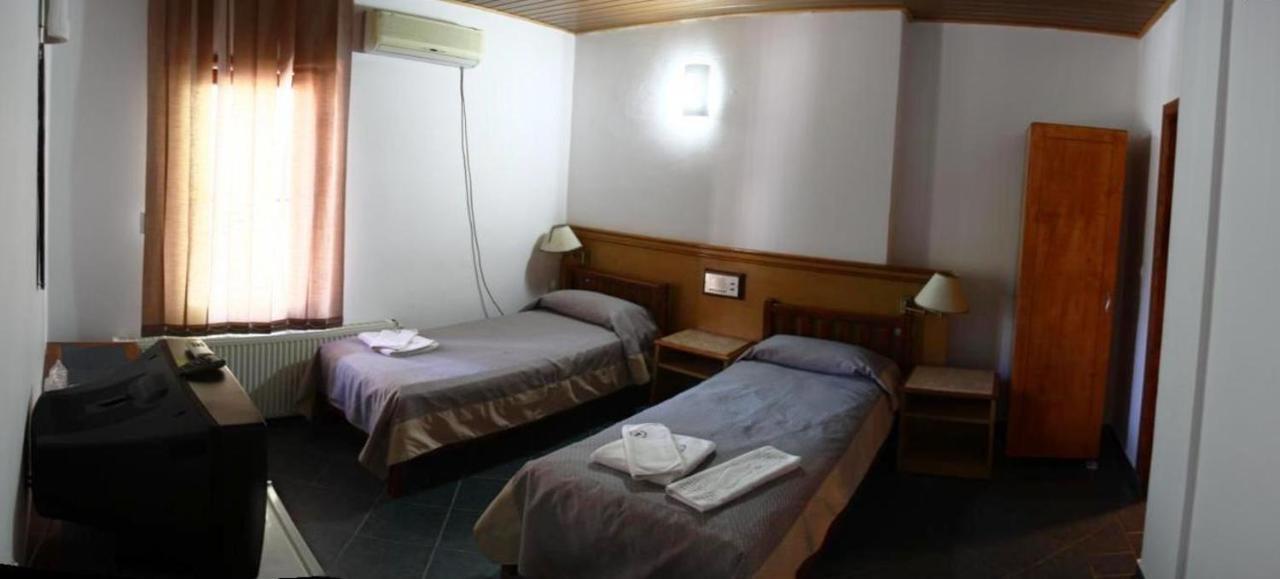 Albatros Hotel Кълъраш Екстериор снимка
