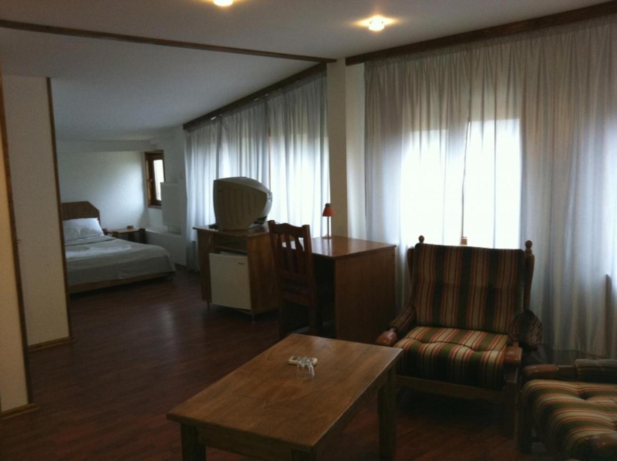Albatros Hotel Кълъраш Екстериор снимка
