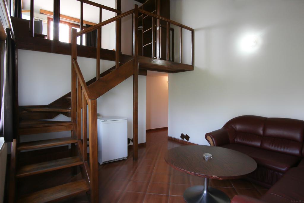 Albatros Hotel Кълъраш Екстериор снимка